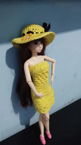 Boneca com roupa de crochê 