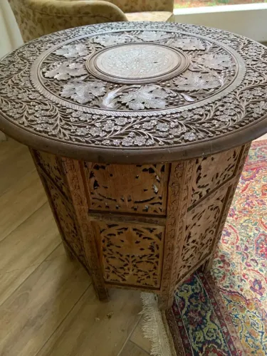 RARIDADE! Mesa anglo-indiana, em madeira, toda entalhada. Base octogonal e dobrável