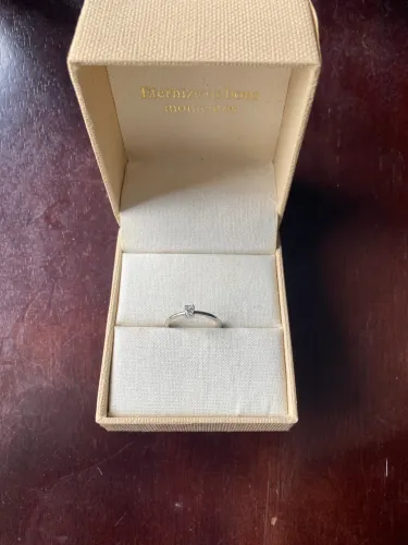 Anel de noivado, diamante oval e ouro branco