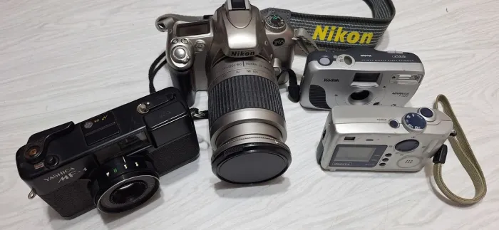 Vendo quatro câmeras fotográficas algumas com defeito.