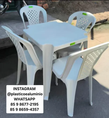 Conjunto de mesa e cadeiras de plástico 