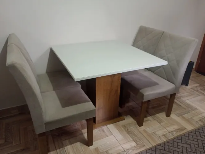 Mesa Quadrada com 4 Cadeiras 