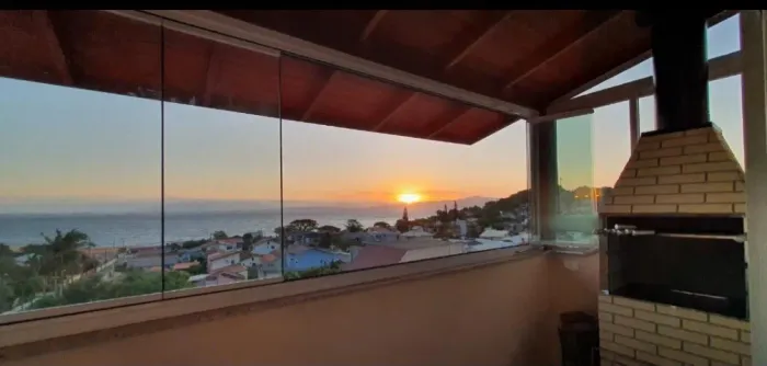 Alugo Apto/loft em Sambaqui com visual para Baia Norte.