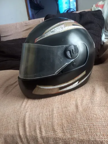 Vendo  ou troco  por outro  capacete que  esteja  presizando  de reforma. 