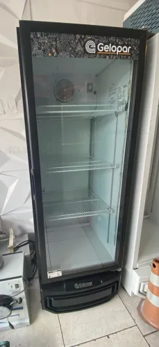 Expositor de bebidas Gelopar 414 litros porta de vidro