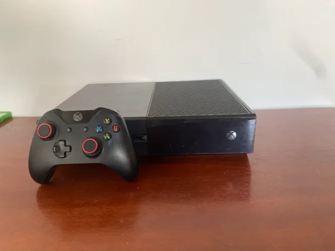 xbox one com 1 controle e até 5 jogos mídia física (usado)