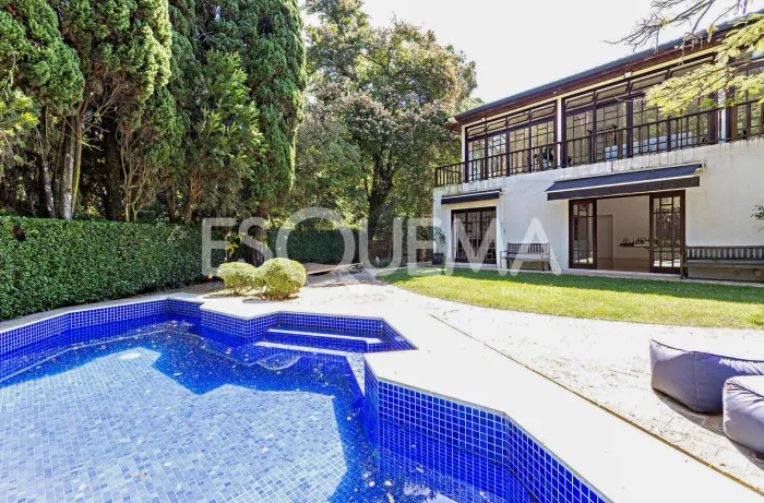Casa cercada por verde ao lado do Parque Alfredo Volpi