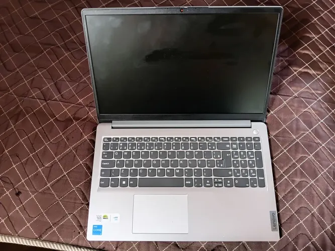 Notebook lenovo i3 muito novo com carregador original e nota fiscal quase não foi usado!