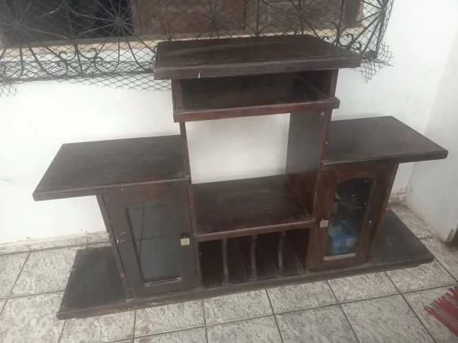 Rack antigo, mesa e cadeiras de plástico
