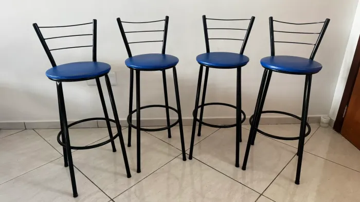 Banquetas Altas com Encosto - Ferro Preta e Assento Azul