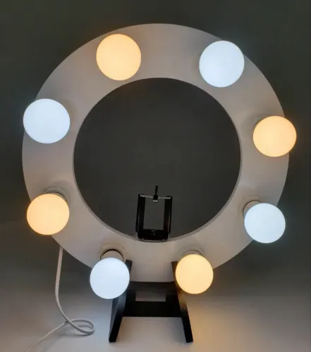Ring light, 8 bocais, acompanha tripé ferro, base p/ mesa e lâmpadas.