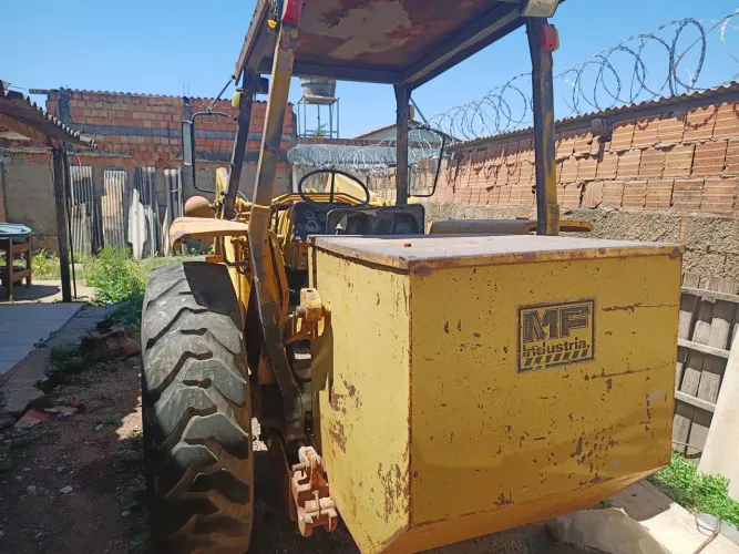 Vendo ótima Máquina retro escavadeira MF 86