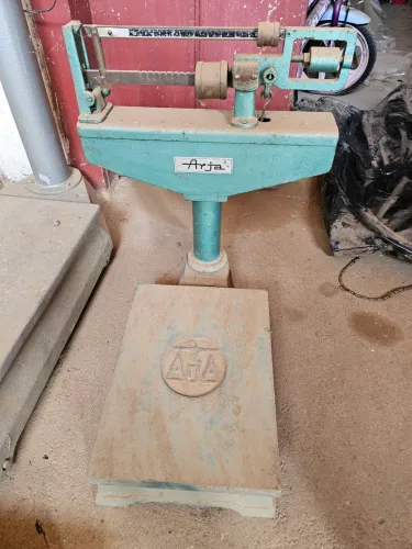 Balança Mecânica de Plataforma Antiga - Marca Arja 150kg(Funcionando)