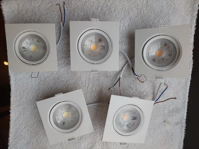 5 Spots LED de embutir direcionáveis (formato quadrado, cor branca e facho direcionável).