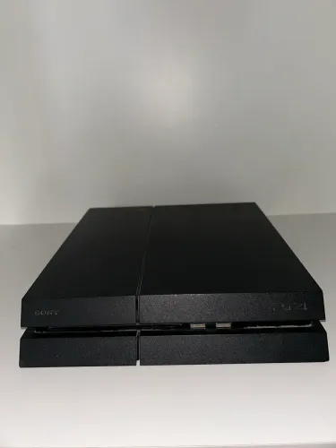PS4 fat três controles sendo um paralelo um sem a borrachinha do analógico e o outro 100%