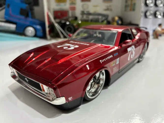 Miniatura Mustang rico em detalhes 