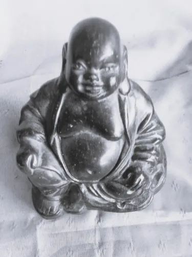 Antiga estatueta Pewter/Estanho ricamente cinzelado representando Buda sentado