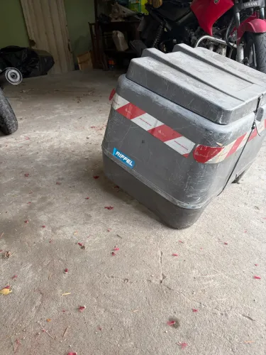 Bau 80 litros com suporte