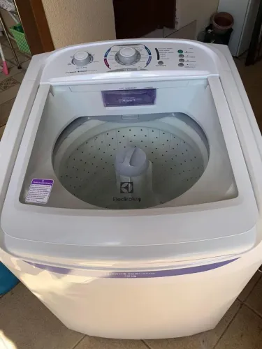 Vendo máquina de lavar roupas funcionando perfeitamente com garantia total 4 meses
