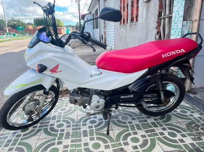 Moto super conservada sem detalhes