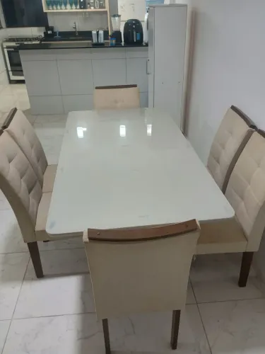 Mesa com seis cadeiras