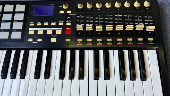 Teclado controlador Akai MPK49