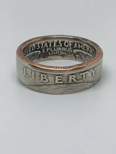 Anel artesanal aro 16 feito de um moeda de um quarto de dólar de 1989, com visual rústico