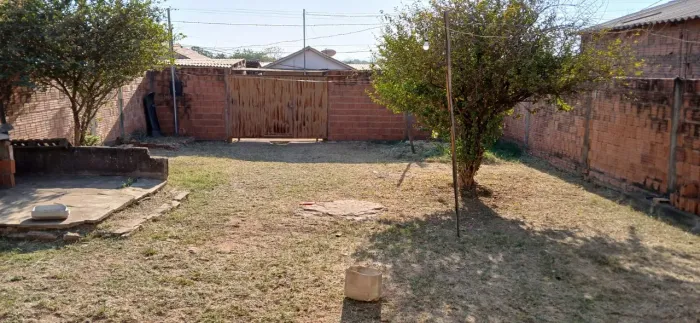 ? VENDE-SE CASA COM AMPLO TERRENO NO JARDIM UMUARAMA 2 - CUIABÁ/MT