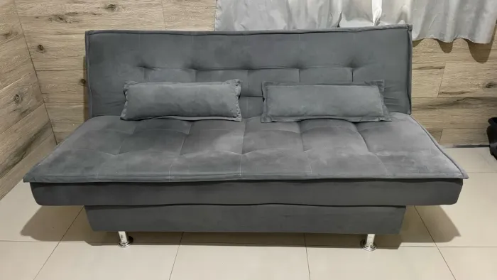Sofá cama seminovo com almofadas