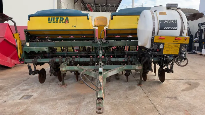 Plantadeira Ultra 8 linhas 2003