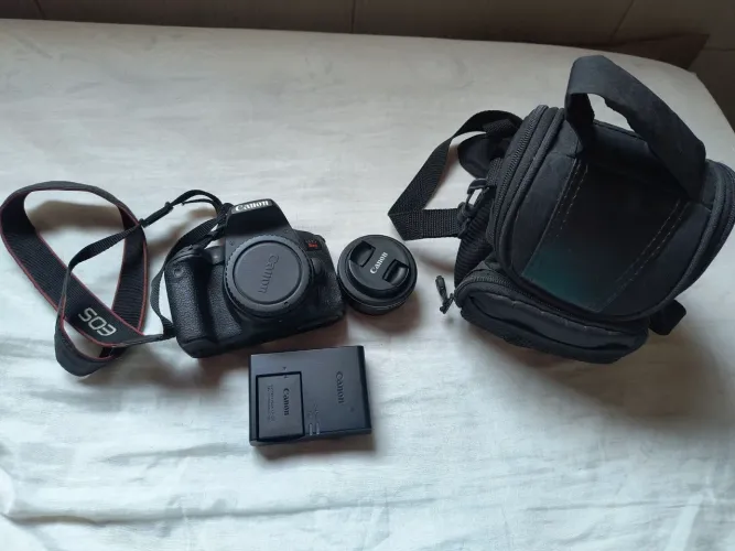 Câmera Canon EOS T7i + lente 24mm + bateria/carregador e Bolsa.<br>