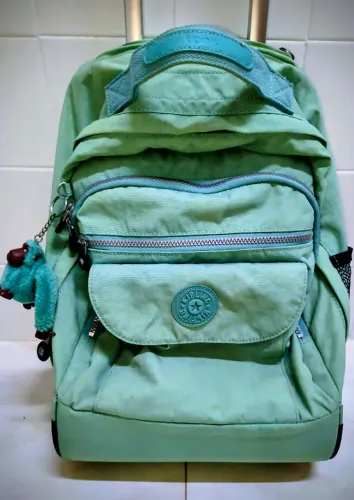 Mochila Kipling escolar com rodas. Em perfeito estado. Usado somente 1 semana.