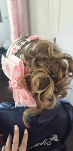 Vestido de daminha e arranjo de cabelo 