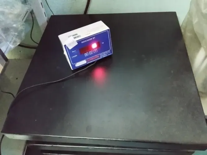 Balança de piso/plataforma Eletrônica 70x70 300kg/100g Semi-nova