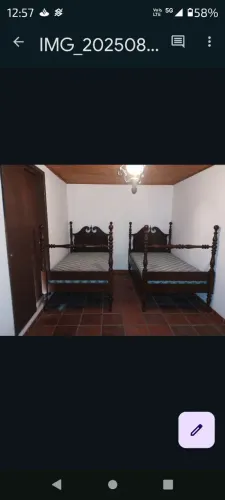 Duas camas viuvinhas de madeira maciça