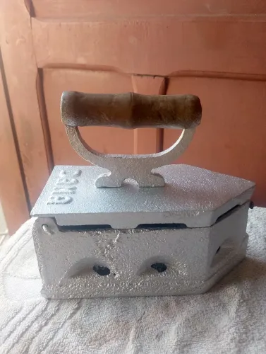 Ferro de passar roupas antigo antiguidades
