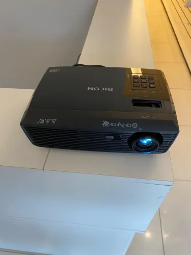 Projetor Ricoh 3000k Lumens 6 meses Garantia