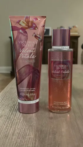 Kit Victoria?s Secret Velvet Petals