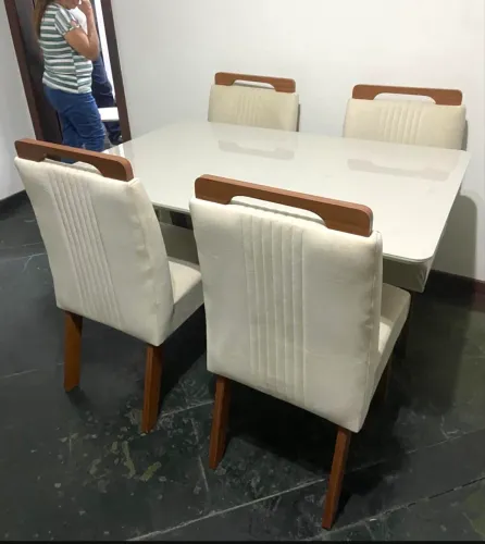 Vendo tampo de vidro e madeira maciça (sem cadeiras)
