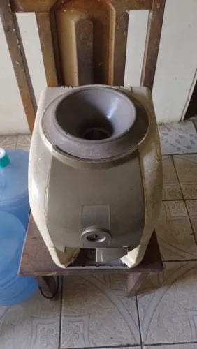 Vendo um bebedouro com o garrafão