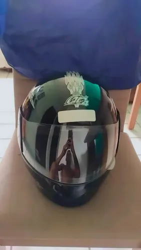 Vendo esse capacete novo Tam: 56 e acompanha capa pra evitar arranhões.
