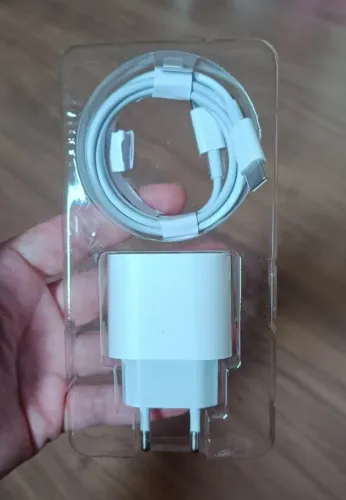 Carregador Universal USB-C 18W PD Carregamento Rápido para Celular Tablet e Laptop