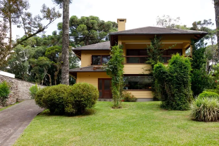 Residência pronta para ocupar, em local tranquilo e frete área verde.