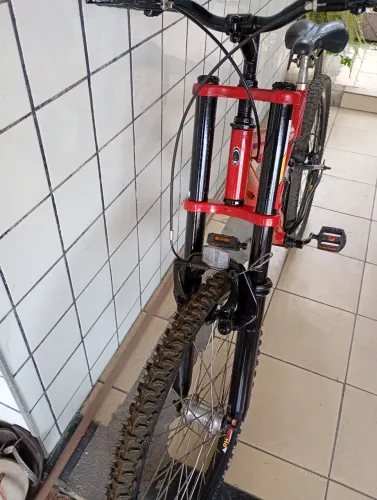 Vendo bicicleta aro 26 com suspensão no garfo e no quadro muito levinha de pedalar tudo ok