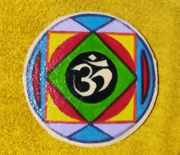 Mandala Om - Pedra de São Tomé - Pintada à Mão - 18,5cm - Artesanal