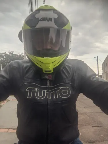 Vendo Jaqueta de Couro Tutto Motos sem Cupim tam.58 com forro