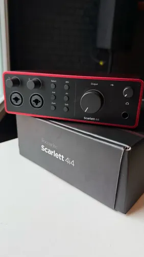 Interface de áudio Focusrite Scarlett 4i4