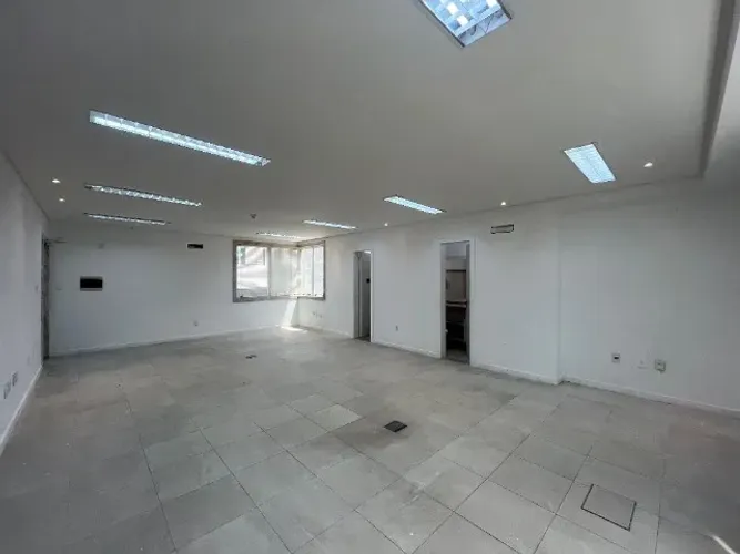 Locação Comercial - Sala com 60m² e 1 vaga de garagem - Itajaí