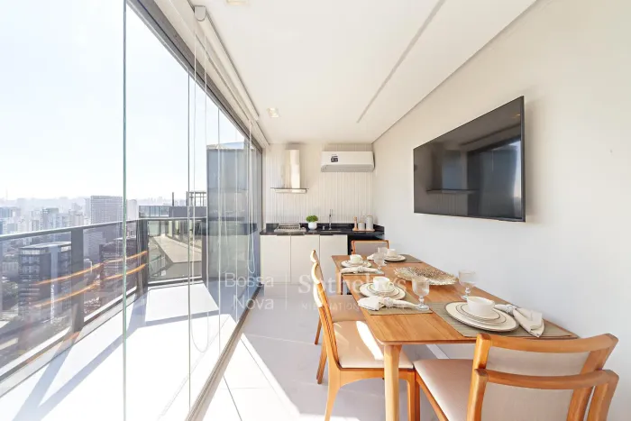 Cobertura mobiliada com terraço privativo e área gourmet integrada à vista