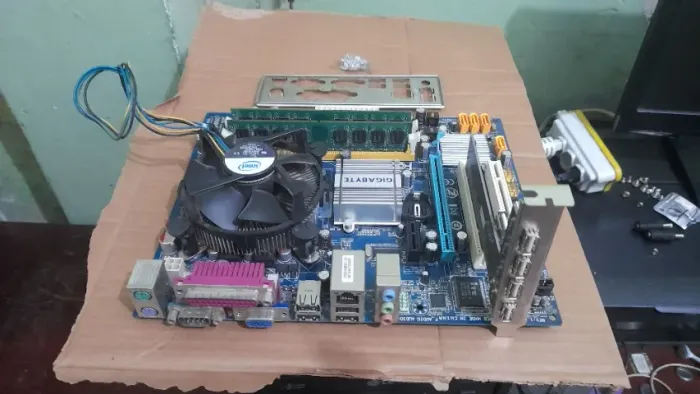 Kit Placa Mãe Gigabyte GA-G31M-S2L + Processador E4500 + 3gb Memória